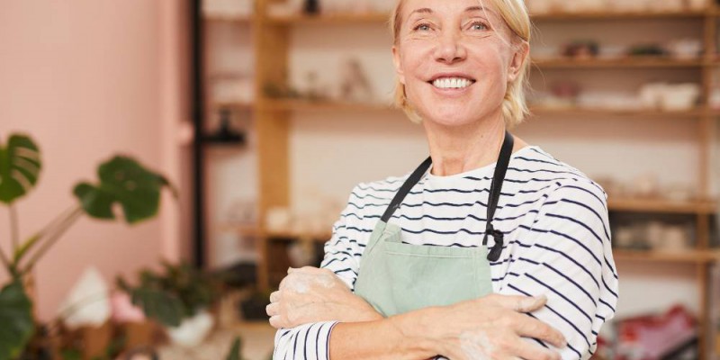 femme artisan avec un tablier dans son atelier