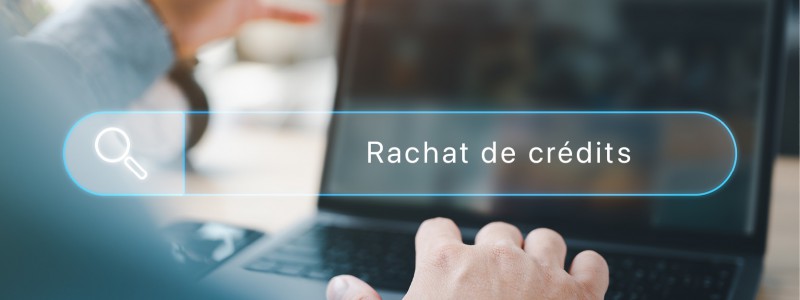 mains d'homme faisant une recherche en ligne sur le rachat de crédits