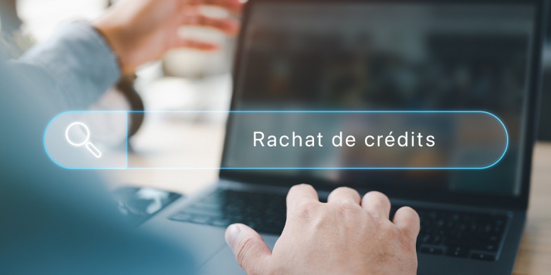 mains d'homme faisant une recherche en ligne sur le rachat de crédits