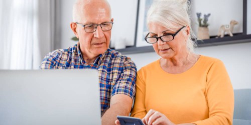 couple de retraité se renseignant sur le regroupement de crédits avec trésorerie complémentaire