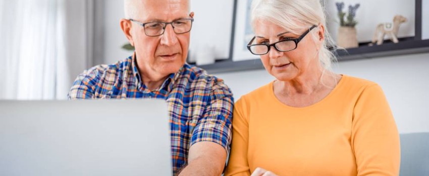couple de retraité se renseignant sur le regroupement de crédits avec trésorerie complémentaire