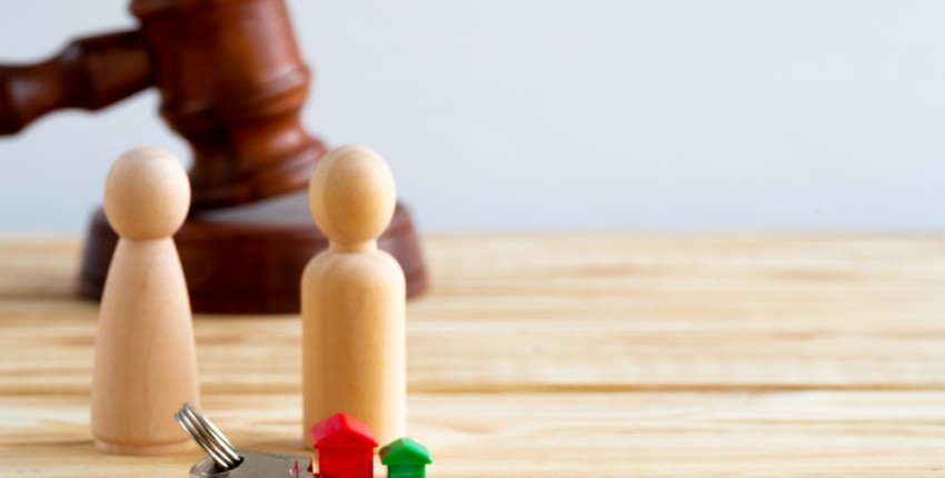 concept divorce ou séparation et rachat de soulte : marteau de juge et deux pions avec les clés devant eux