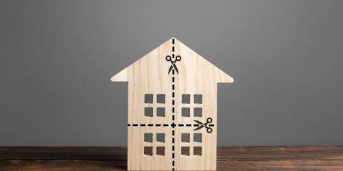 maison en indivision représentée par une maquette en bois