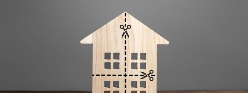 maison en indivision représentée par une maquette en bois