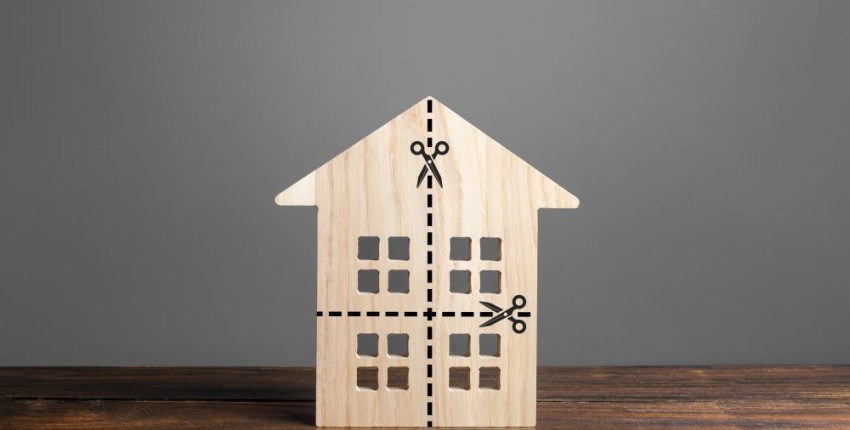 maison en indivision représentée par une maquette en bois