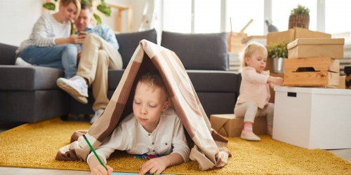 parents deux enfants dans salon
