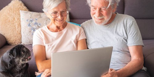 Couple de retraités se renseignant sur les avantages du regroupement de crédits