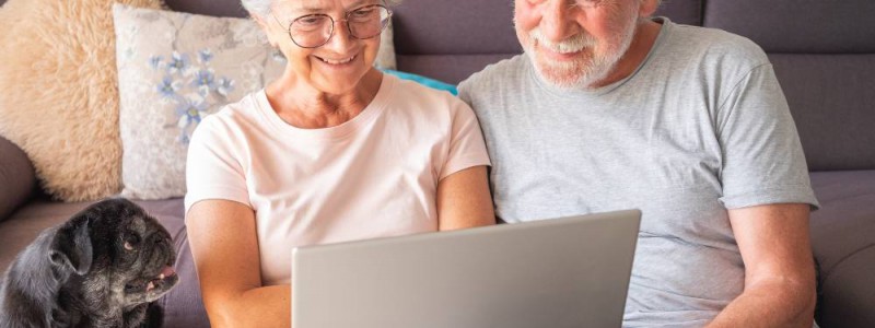 Couple de retraités se renseignant sur les avantages du regroupement de crédits