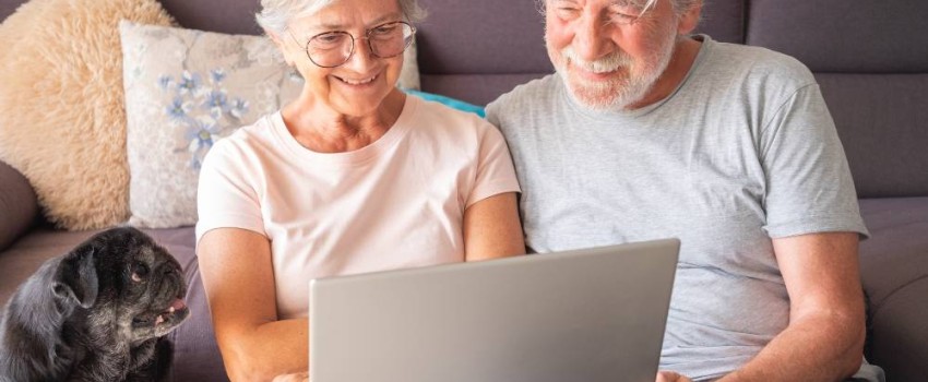 Couple de retraités se renseignant sur les avantages du regroupement de crédits