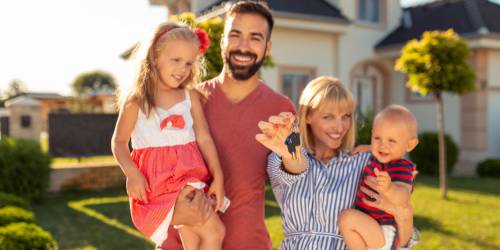 couple avec deux enfants qui vient de s'acheter une maison après être sorti du surendettement