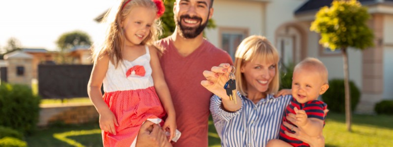 couple avec deux enfants qui vient de s'acheter une maison après être sorti du surendettement