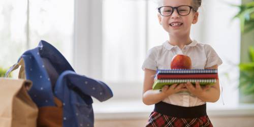 Petite fille préparant la rentrée des classes