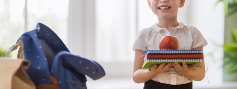 Petite fille préparant la rentrée des classes