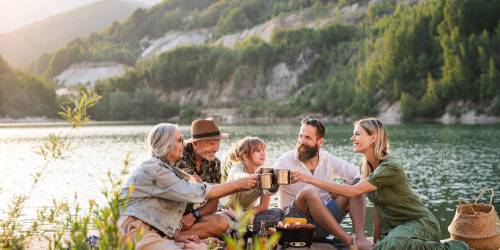 famille multigénérationnelle en vacances au bord d'un lac en montage