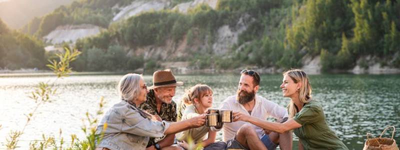 famille multigénérationnelle en vacances au bord d'un lac en montage