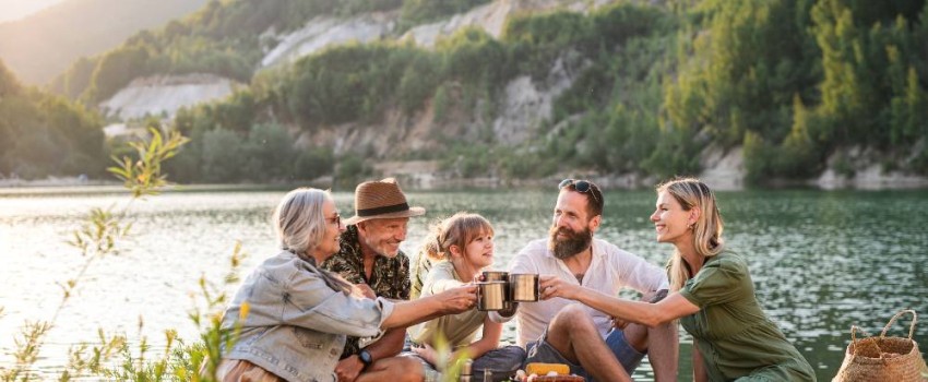 famille multigénérationnelle en vacances au bord d'un lac en montage
