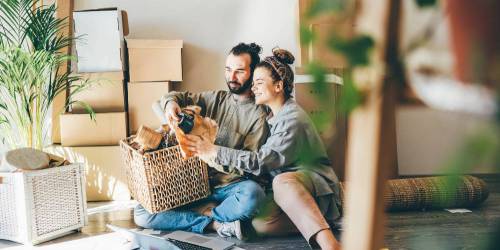 Couple déballant ses cartons après avoir acheté leur maison.