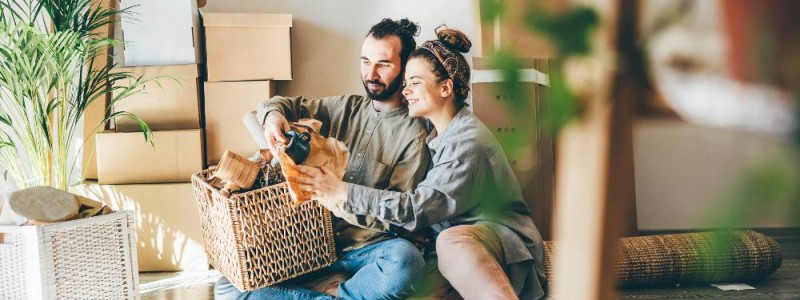 Couple déballant ses cartons après avoir acheté leur maison.