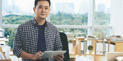 architecte dans son bureau