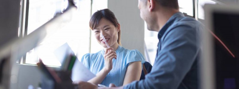 Un homme et une femme, collaborateurs, souriants