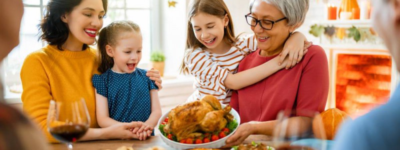 repas de famille avec les parents, grands-parents et enfants