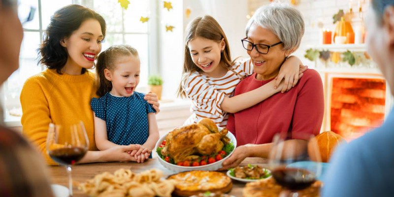 repas de famille avec les parents, grands-parents et enfants
