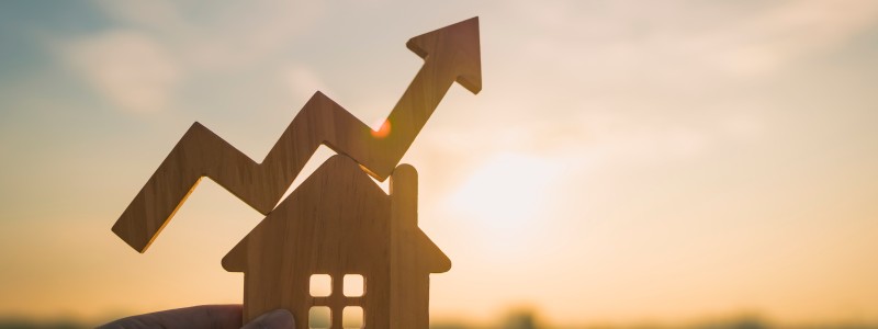 maison 3d avec une flèche allant vers le haut par-dessus