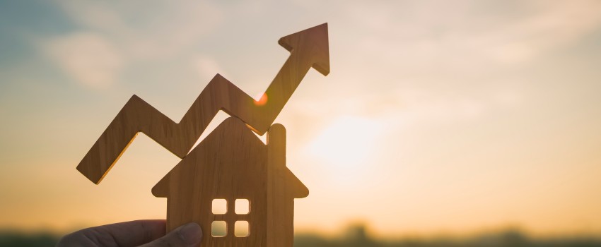 maison 3d avec une flèche allant vers le haut par-dessus