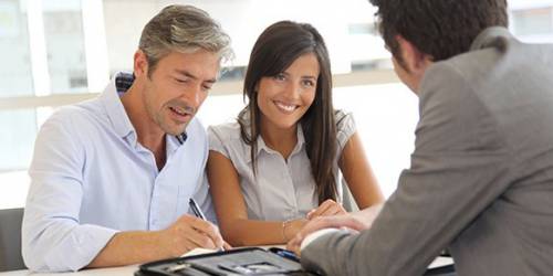 couple heureux de signer son regroupement de crédits avec Partners Finances