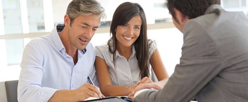 couple heureux de signer son regroupement de crédits avec Partners Finances