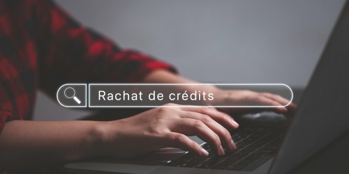 mains d'une personne faisant des recherches en ligne sur le rachat de crédits Boursorama