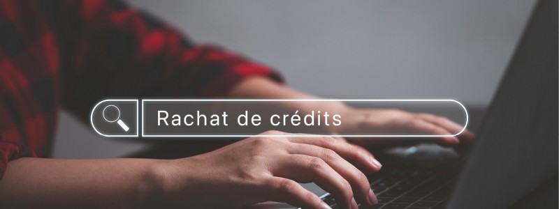 mains d'une personne faisant des recherches en ligne sur le rachat de crédits Boursorama