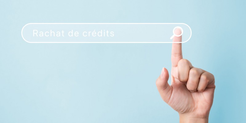 main faisant une recherche internet sur le rachat de crédits cetelem