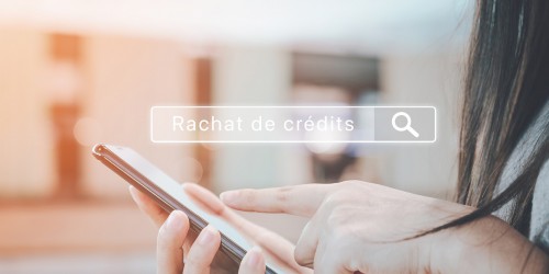 main recherchant rachat de crédit sur son téléphone portable