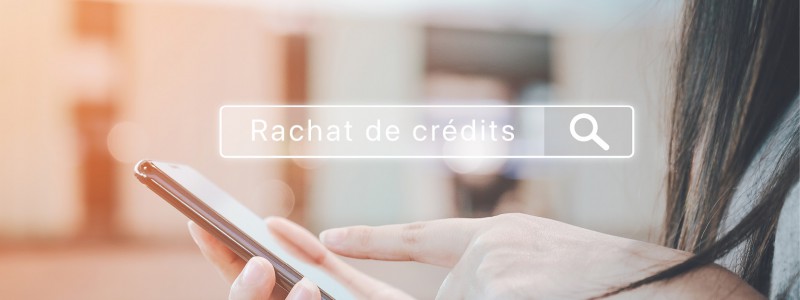 main recherchant rachat de crédit sur son téléphone portable