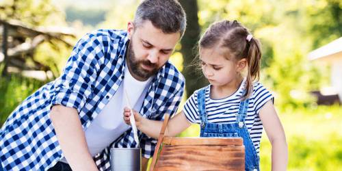père et fille qui bricolent dans le jardin