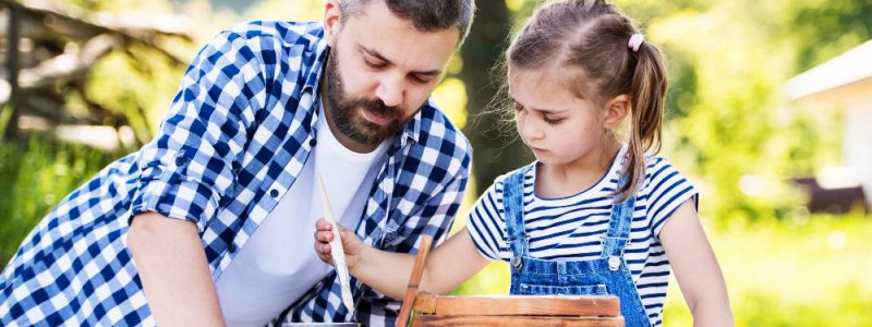 père et fille qui bricolent dans le jardin