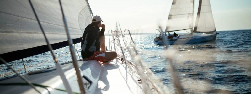 homme sur voilier regardant la mer