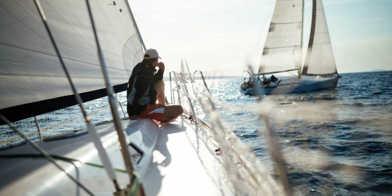 homme sur voilier regardant la mer