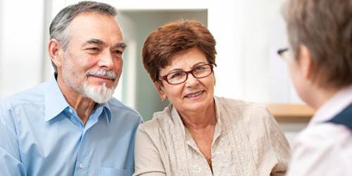 couple de retraités s'intéressant au regroupement de crédits