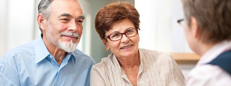 couple de retraités s'intéressant au regroupement de crédits