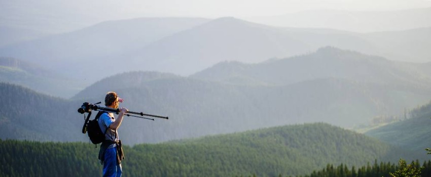 photographe professionnel en repérage en montage