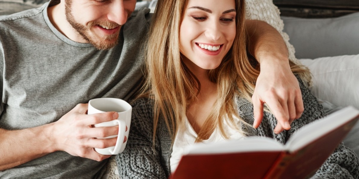 Un coulpe en train de lire des notes sur le rachat de crédits à la consommation