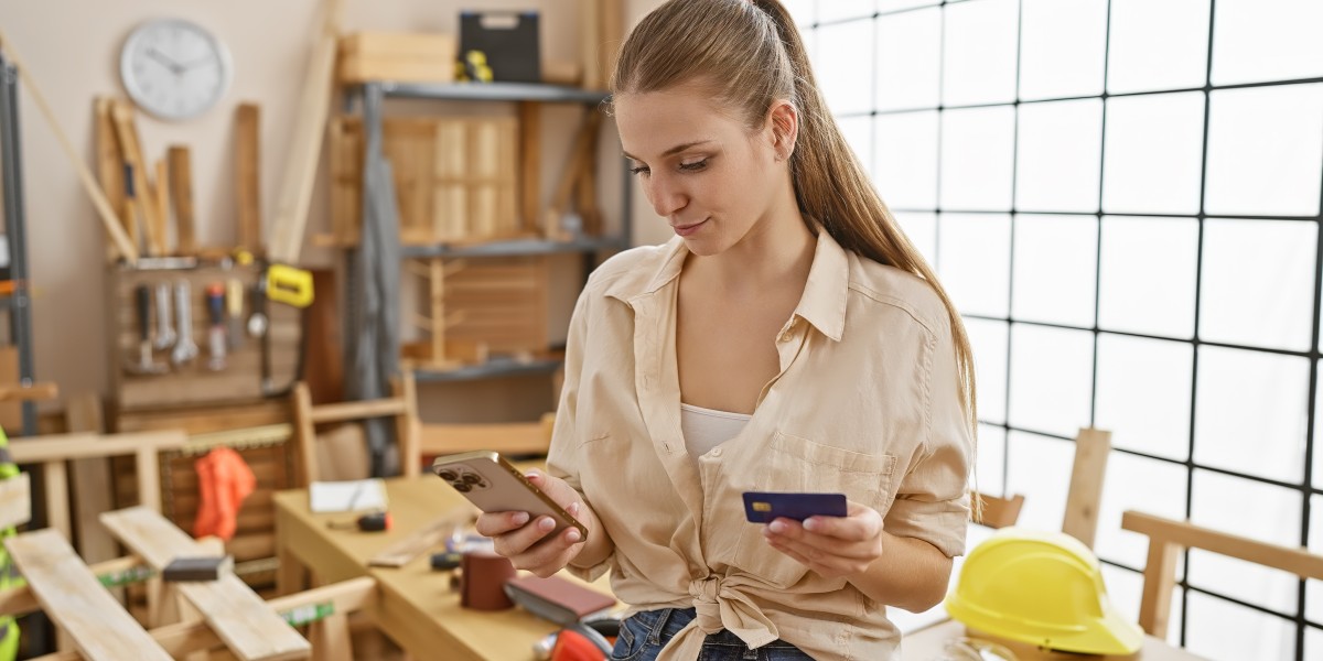 Femme sur son téléphone avec sa carte bleu pour un rachat de crédits travaux