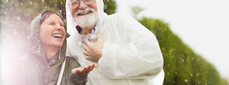 Seniors heureux sous la pluie