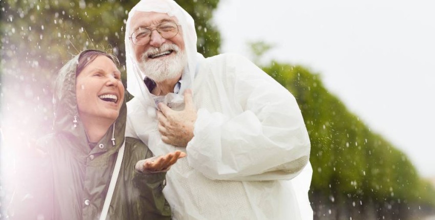 Seniors heureux sous la pluie