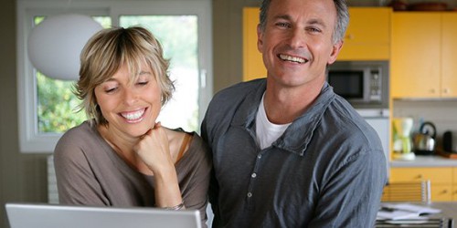 couple d'âge mûr heureux après son regroupement de cérdits