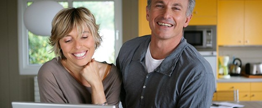 couple d'âge mûr heureux après son regroupement de cérdits