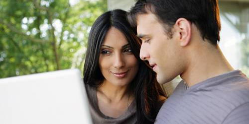 couple se renseignant sur le rachat de crédits et les pièges à éviter