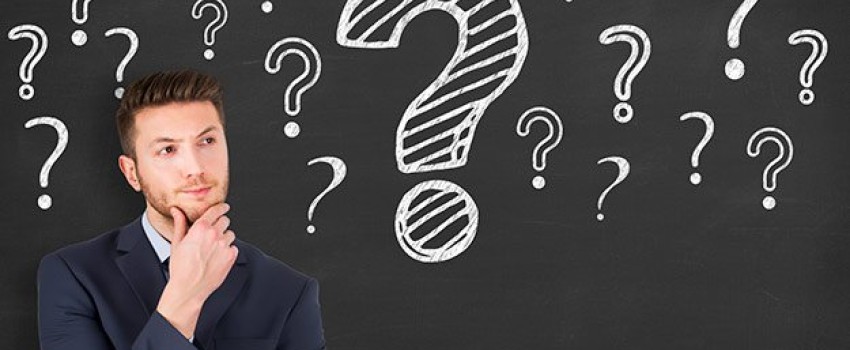 emprunteur se posant des questions sur le jargon du regroupement de crédits